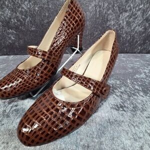 Chic Brown Textured Heels